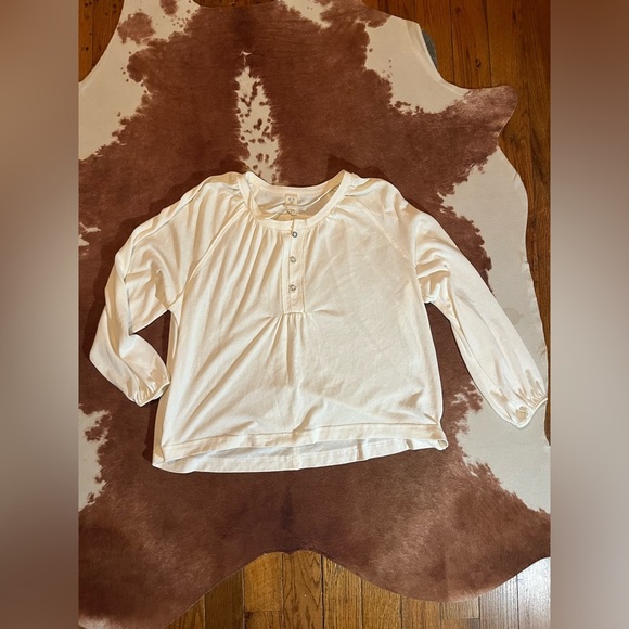 We The Free blouse 
size XS oversized will fit a medium!!
No flaws - Picture 1 of 4